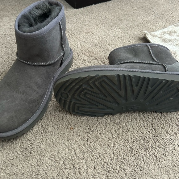 Ugg Mini Boot - Picture 3 of 5